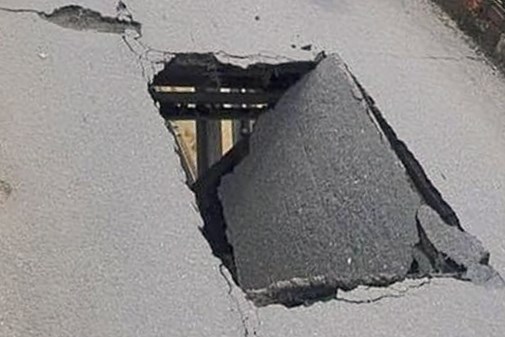 Hà Nội xử lý hố lún, sụt trên mặt cầu Long Biên