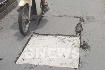 Đã vá xong lỗ thủng đường xe thô sơ cầu Long Biên