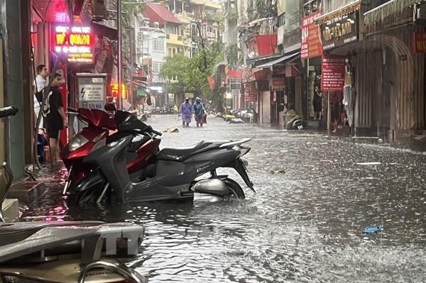 Hà Nội khuyến cáo sử dụng điện an toàn trong ngày mưa, ngập