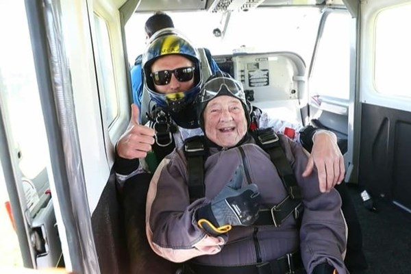 Cụ bà người Thụy Điển lập kỷ lục Guinness về nhảy dù