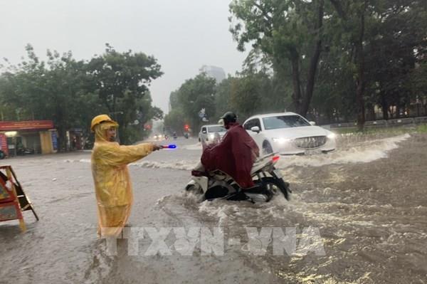 Để lái xe an toàn qua những đoạn đường bị ngập nước