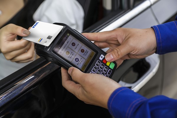 Mua xăng dầu bằng giải pháp thanh toán thẻ không tiếp xúc