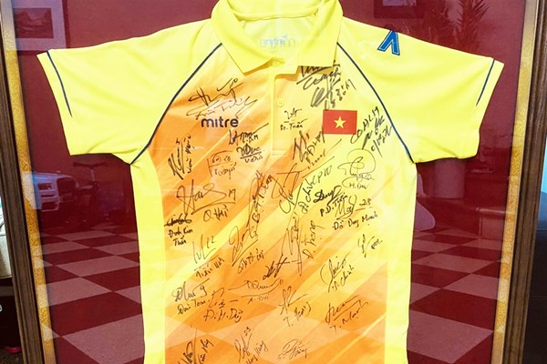 Đấu giá nghệ thuật &rsquo;Vì mái trường cho em&rsquo;: Thanh Lam - Tùng Dương thành công chốt chiếc áo 83 triệu đồng