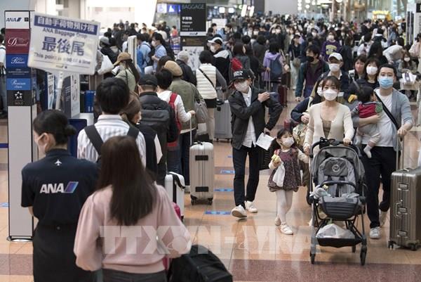 Du khách tới Nhật Bản đều phải đeo khẩu trang và có bảo hiểm