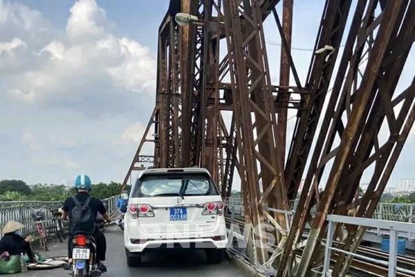 Đề nghị xử lý nghiêm phương tiện thuộc diện cấm vẫn lưu thông qua cầu Long Biên