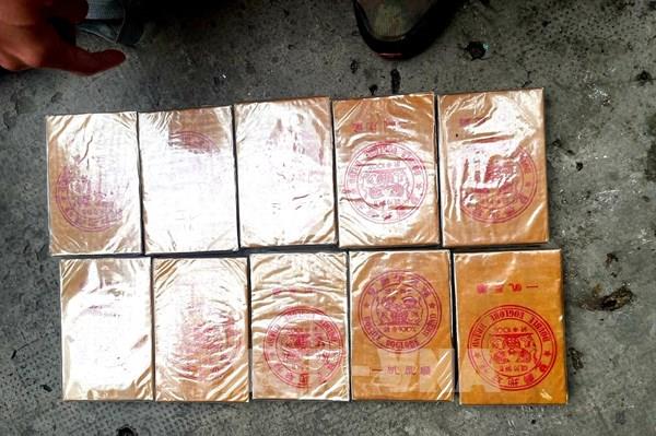 Cảnh sát giao thông bắt quả tang 2 đối tượng vận chuyển 10 bánh heroin