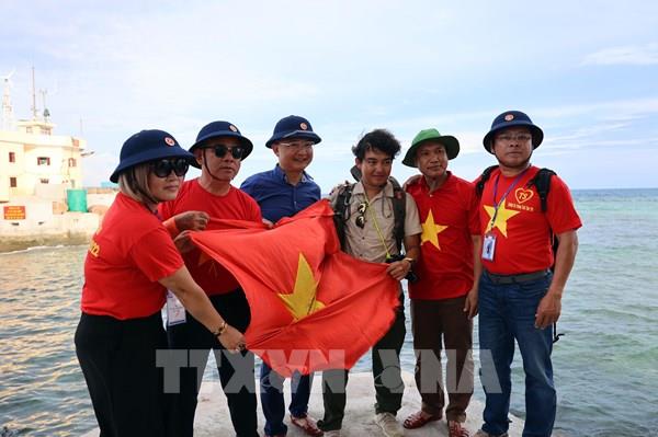 Hành trình đặc biệt của lá cờ Tổ quốc