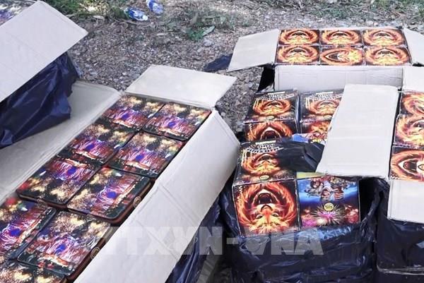 Bắt các đối tượng mua bán trái phép gần 2 tấn pháo lậu