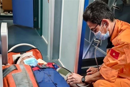 Đồn Biên phòng Bạch Long Vĩ kịp thời cứu 1 ngư dân bị cá mập tấn công trên biển