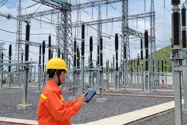 Phương án nào đảm bảo truyền tải điện an toàn mùa nắng nóng?