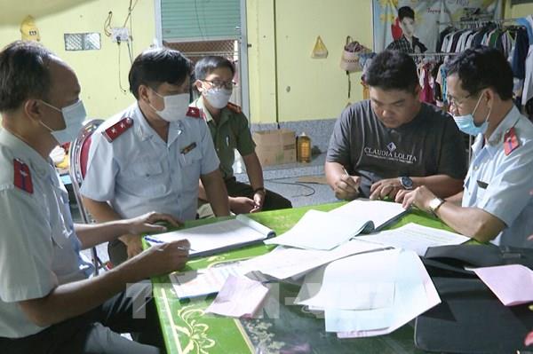 Xử phạt 60 triệu đồng một cơ sở bơm tạp chất vào tôm nguyên liệu