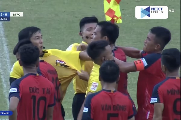 Ngô Anh Vũ bị "treo giò" 2 năm vì hành hung trọng tài