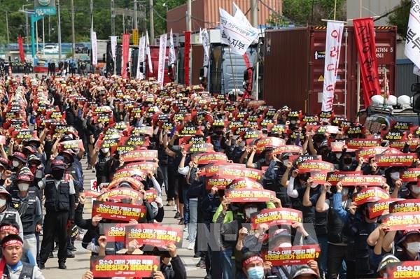 Cuộc đình công của tài xế xe tải tạo thêm sức ép lên kinh tế Hàn Quốc