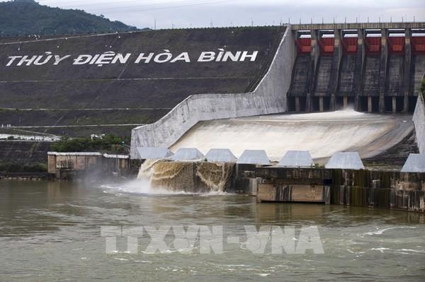 Đóng 1 cửa xả đáy hồ Hoà Bình, 1 cửa xả đáy hồ Sơn La vào 16 giờ ngày 17/6