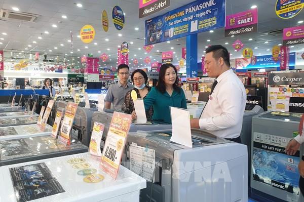 Thị trường thiết bị điện lạnh “nóng” dần theo thời tiết