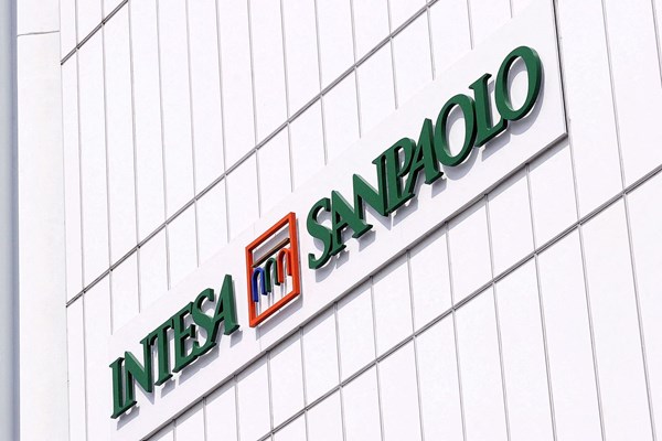Ngân hàng lớn nhất Italy xem xét việc bán chi nhánh tại Nga