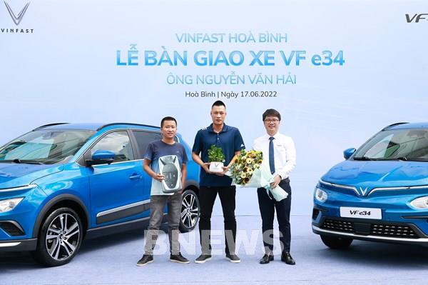 Sau Lâm Đồng, VinFast tiếp tục bàn giao lô xe VF e34 chạy dịch vụ tại Hòa Bình