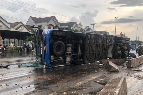 Xe khách lật nhào trên quốc lộ 1, 7 người thương vong