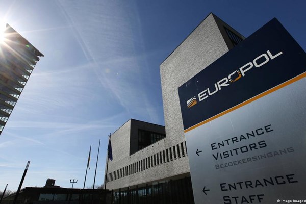 Europol triệt phá băng nhóm tội phạm lừa đảo trực tuyến ở Hà Lan