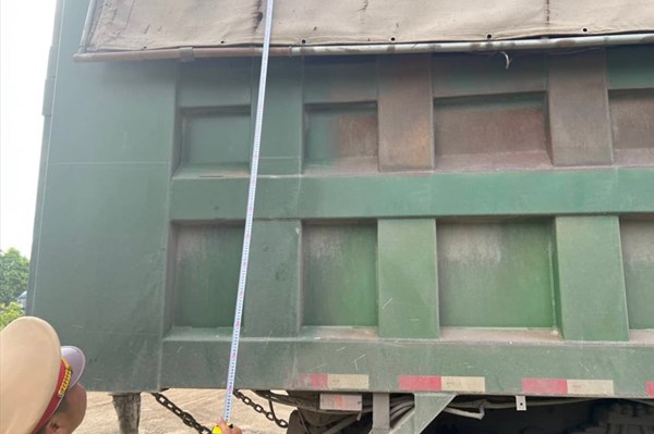 Xử phạt loạt xe chở quá tải, cơi nới thành thùng cao cả mét