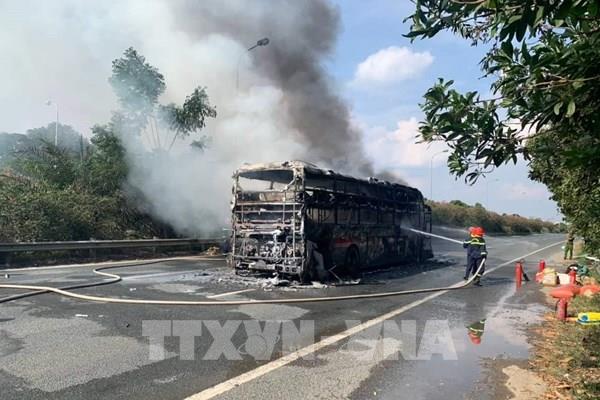 Cháy xe khách 45 chỗ tại Đại lộ Thăng Long (Hà Nội)