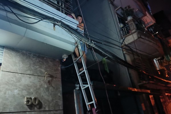 Hà Nội: Cứu thoát cả gia đình 4 người mắc kẹt trong đám cháy