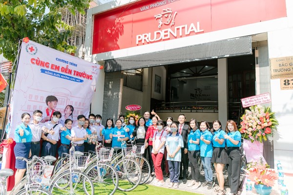 Prudential Việt Nam trao tặng 140 xe đạp cho học sinh nghèo vượt khó