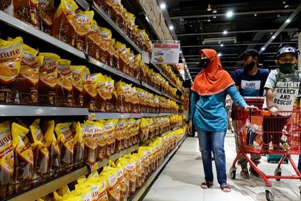 Indonesia phân phối 60 triệu lít dầu ăn giá ưu đãi cho người dân