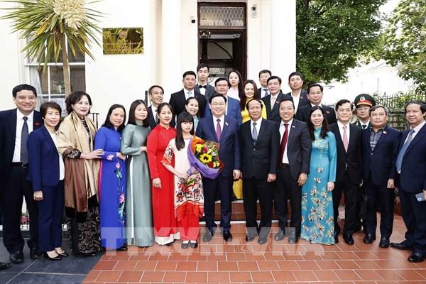 Chủ tịch Quốc hội Vương Đình Huệ gặp cộng đồng người Việt Nam tại Anh