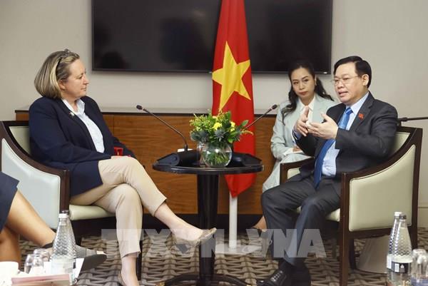 Chủ tịch Quốc hội Vương Đình Huệ tiếp Bộ trưởng Thương mại Anh