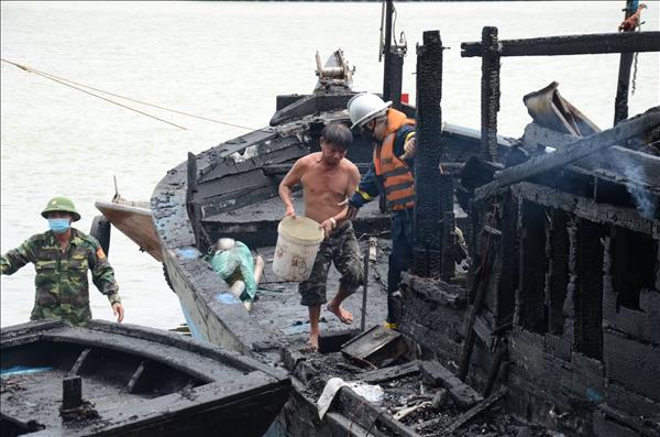 Hai tàu cá bị cháy trơ khung khi đang neo đậu trên sông Hàn