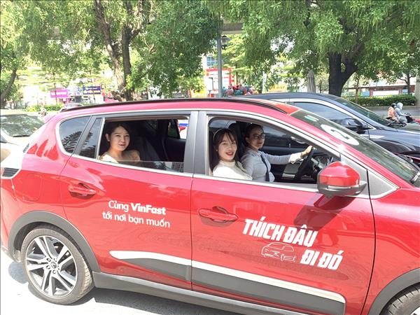 Đến Vincom chơi, được VinFast VF e34 đưa về nhà miễn phí