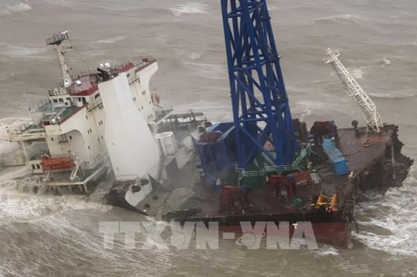 Trung Quốc: 27 người mất tích do chìm cần cẩu nổi