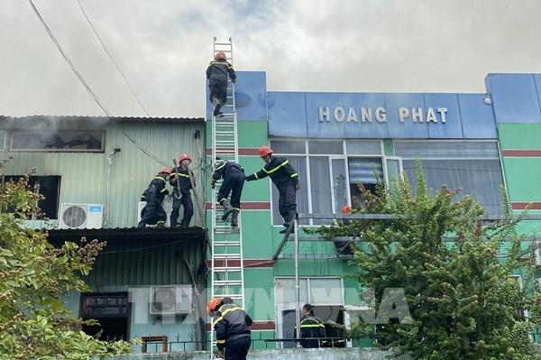 Vụ cháy lớn trong Khu công nghiệp Phú Tài: Cháy sang nhà kho và khu văn phòng