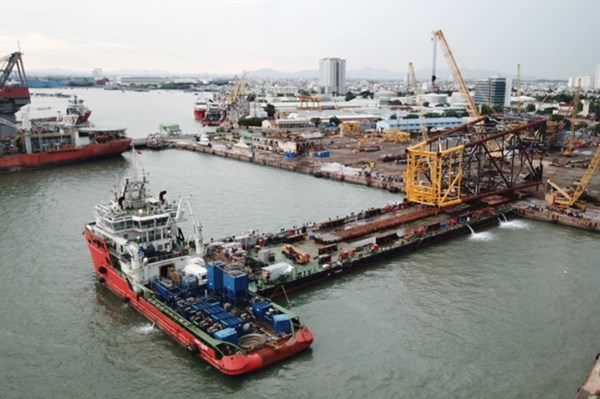 Vietsovpetro hạ thuỷ 2 cụm chân đế giàn khoan mỏ Rồng trong tháng 6