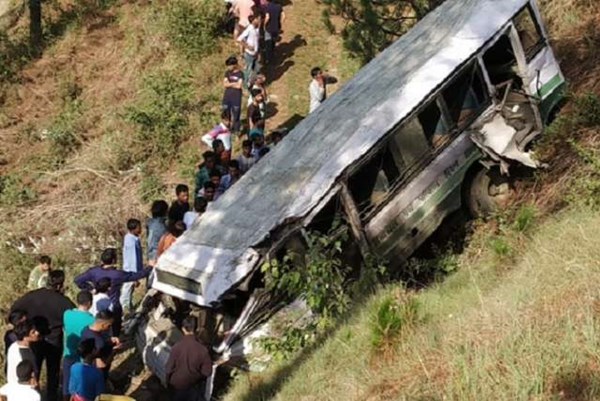 Xe buýt rơi xuống vực ở Ấn Độ khiến 12 người thiệt mạng