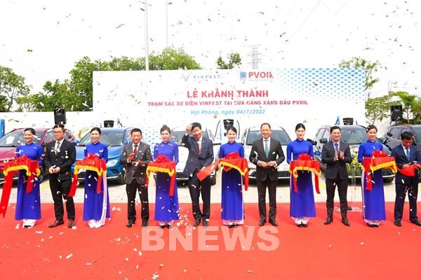 Khánh thành trạm sạc xe điện VinFast đầu tiên tại cửa hàng xăng dầu PVOIL