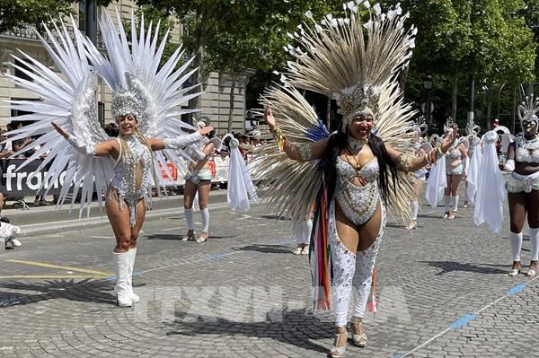  Thủ đô Paris sôi động với sự trở lại của lễ hội hóa trang nhiệt đới