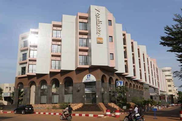 Ấn Độ cấm khách sạn, nhà hàng thu phí dịch vụ