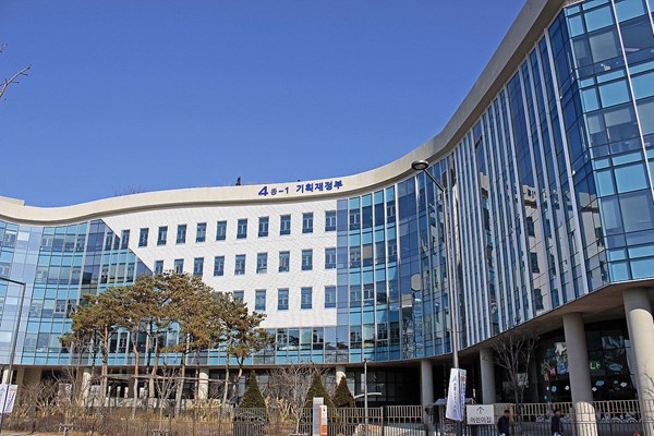 Hàn Quốc xem xét chính sách thắt lưng buộc bụng khi nợ quốc gia tăng