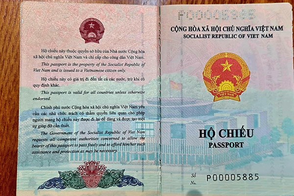 Khuyến cáo người dân không làm hộ chiếu nhanh thông qua “cò mồi”  ​