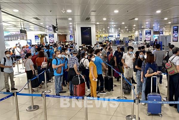 Tạm đình chỉ một cán bộ Công an cửa khẩu để làm rõ thông tin du khách phản ánh