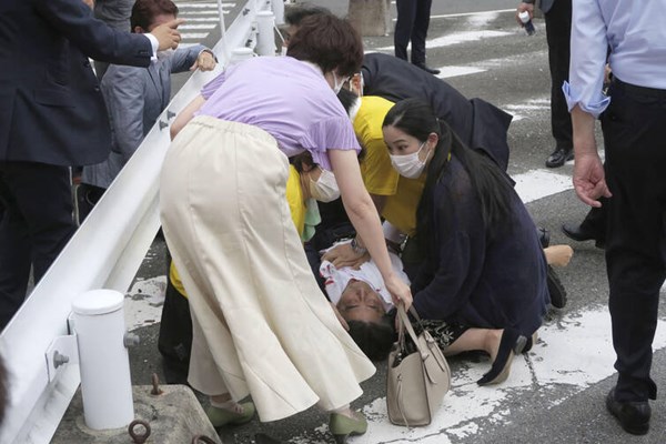 Cựu Thủ tướng Nhật Bản Abe Shinzo không có dấu hiệu sự sống sau khi bị ám sát