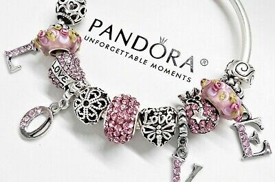 Giải mã những chiếc charm gây "nghiện" toàn thế giới