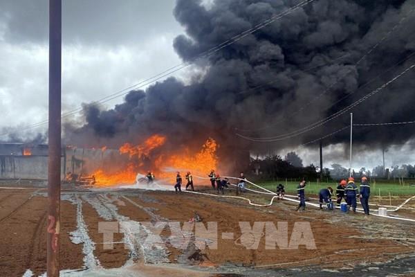 Lâm Đồng: Dập tắt đám cháy lớn khu nhà kho nông nghiệp