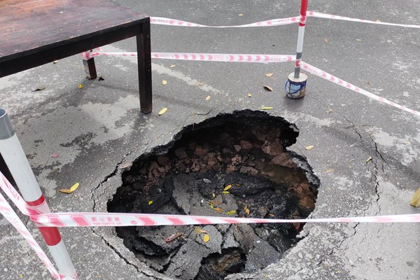 Xuất hiện hố sụt sâu 1m giữa đường ở Hà Nội