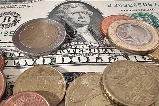 Đồng euro tiếp tục giảm gần về mức ngang giá với USD