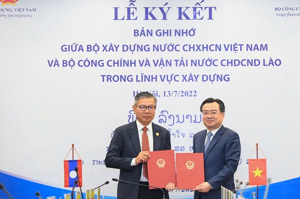 Bộ Xây dựng Việt Nam cùng Bộ Công chính và Vận tải Lào ký Biên bản ghi nhớ hợp tác  