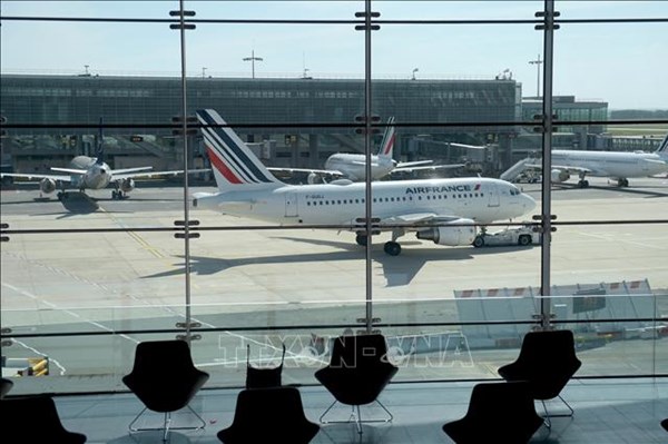 Du lịch hàng không ngày càng trở nên đắt đỏ