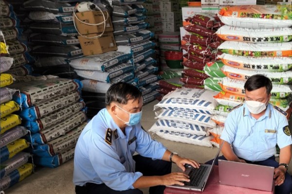 Một hộ kinh doanh bị phạt do bán phân bón không đảm bảo chất lượng